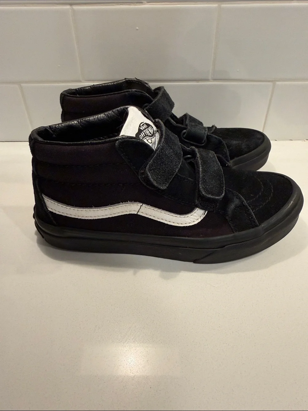 Vans Little Kids Sk8-Mid V Shoe Black Velcro Sneakers! Side 2.5.